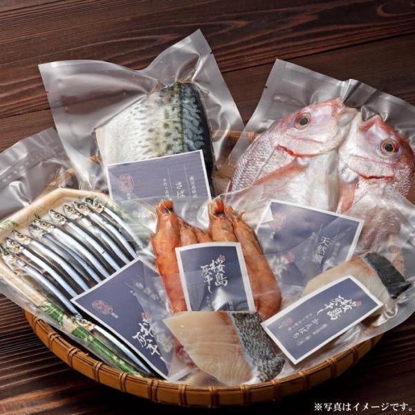 内容／きびなご100g×1、さば半身×1、かんぱち切身×2、天然鯛×1、たかえび5尾×1箱サイズ／25×27.5×11.5cm重量／1,000g賞味期限／製造日より180日間【配送方法】　クール便(冷凍-18℃以下で保存)※季節の旬の魚の詰...