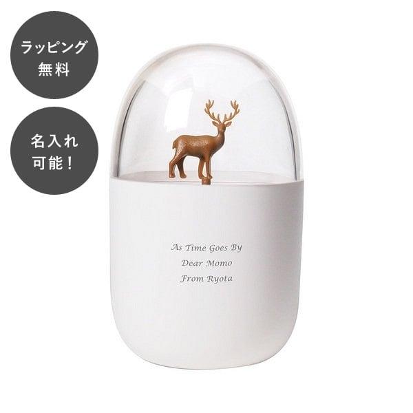 雪原に佇むトナカイを飾りませんか？綿棒の頭が雪のようにトナカイの足元に広がる、おしゃれな綿棒入れです。本体の中央約 25 x 25 mm 内にご希望のメッセージが入ります。※ 綿棒は付属しておりません。名入れ ノベルティ 販促品 記念品 コ...