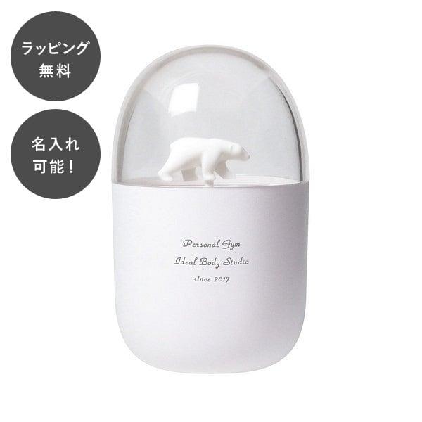 雪原歩くシロクマを飾りませんか？綿棒の頭が雪のようにクマの足元に広がる、おしゃれな綿棒入れです。本体の中央約 25 x 25 mm 内にご希望のメッセージが入ります。※ 綿棒は付属しておりません。名入れ ノベルティ 販促品 記念品 コットン...