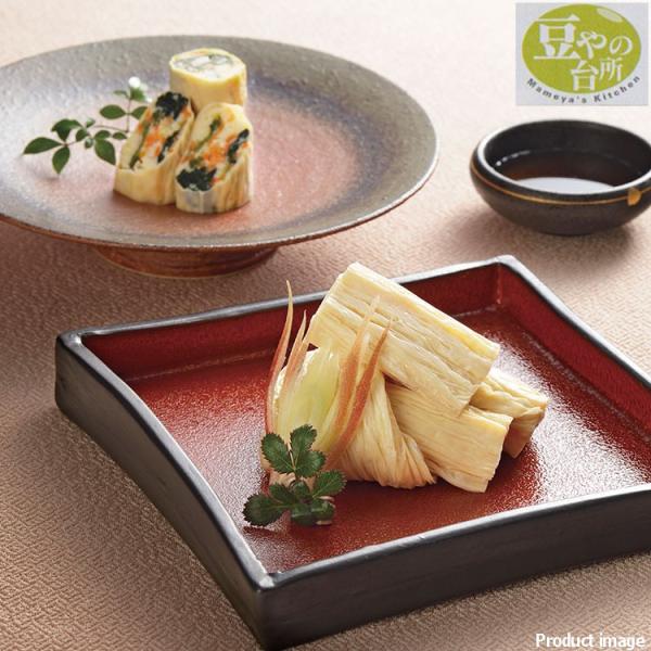 厳選した国産丸大豆を原料に、熟練の技術を持った職人が、手作業で丁寧に一枚一枚ゆばを引き上げています。・国産大豆の旨味を凝縮したゆばを丁寧に巻き、自社工場で国産昆布・鰹節から手稲に出汁をとり、しっかりとゆばに含ませました。・国産大豆の豆腐に、...