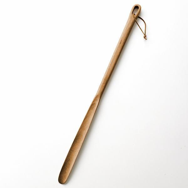 ナチュラルな色合いのオレーシア材の靴べらは日本デザインでミャンマーの職人による手作りの工芸品です滑らかな手触りと持ち手を膨らませた握りやすい形の天然木を削りだして作った靴べらは木目や色味は様々でオンリーワンの愛着が持てそうなシンプルデザイン...