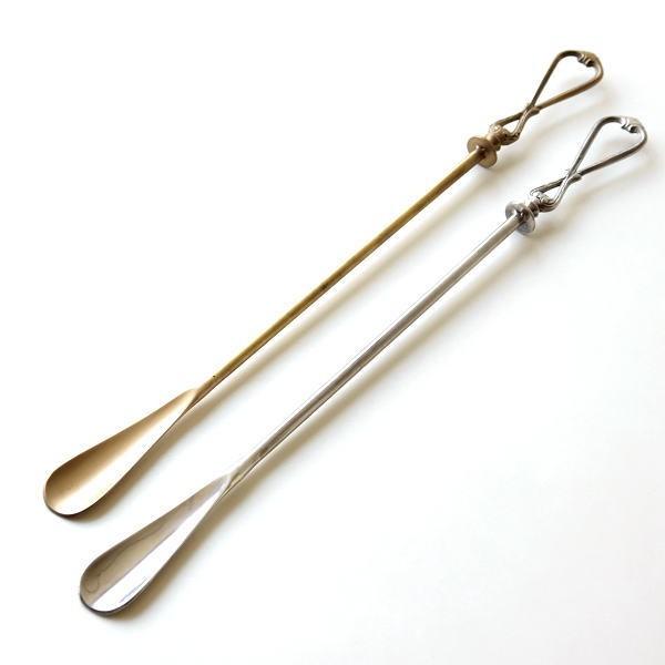 上品な輝きのアンティーク風の靴べら毎日の使用でも気分が上がりお客様にお勧めして自慢したくなるようなアイテム持ち手のエレガントなディティールとアンティークな色調が相まってラグジュアリーな靴べらです商品名 ： ブラスシューホーンA 2カラー商品...