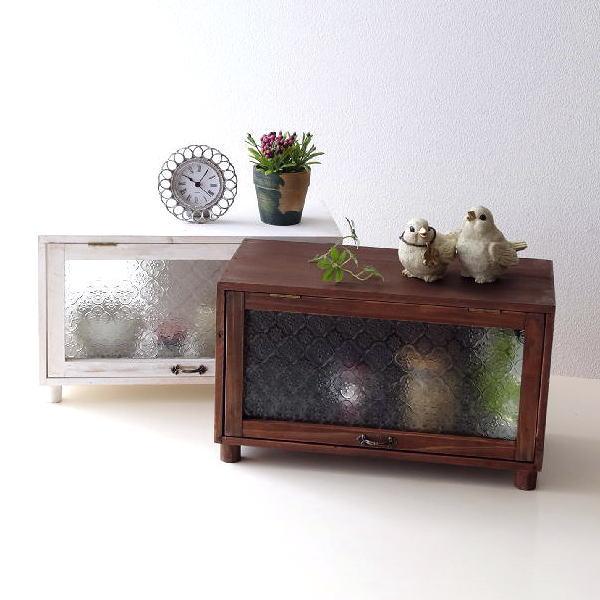 レトロなフローラガラスとアンティーク調の取っ手が付いたブロカント風ウッドキャビネット模様入りのガラスが目隠しになって色々なサイズやカラフルなラベルのスパイスや調味料、お薬や小物など雑多に見えがちなものも埃から守りながらスッキリ収納出来ます背...