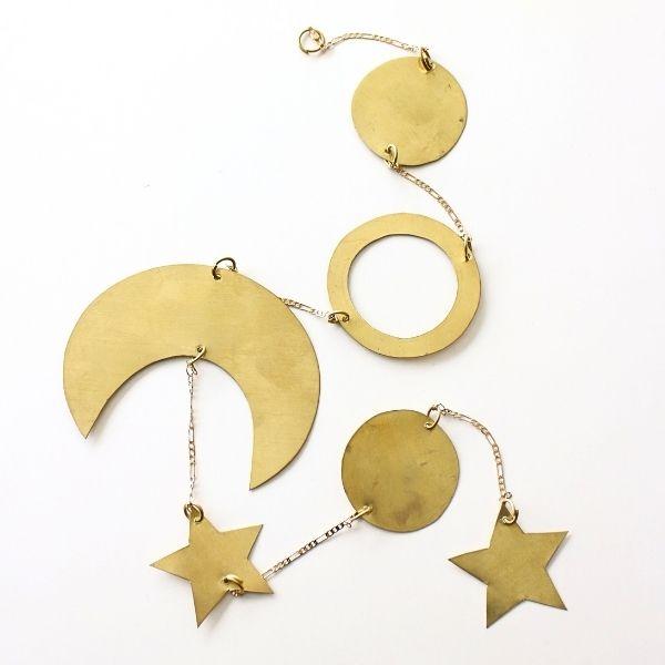 一点ずつ手作業で作られているモロッコの真鍮のガーランドは真鍮無垢材独特の風合いが魅力的で落ち着いた光沢感が大人っぽく品があります風に、動く空気に、ゆらゆら揺られている様は眺めているだけでゆったりとした時間をもたらしてくれそうです夜空を彩る三...