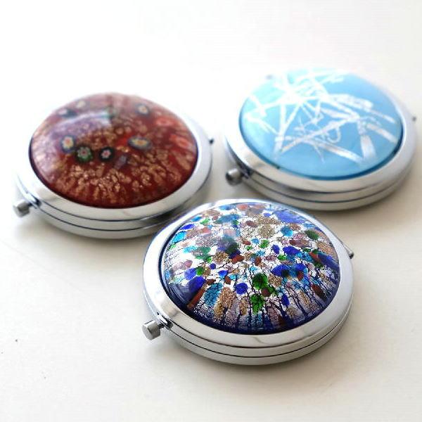 バッグからさっと取り出してちょっとメイク直し・・・こんなシーンで活躍する拡大鏡と通常のミラーが対になった小さなツマミで開閉するコンパクトミラーガラスのトンボ玉を思わせるカラフルで瑞々しい透明感が素敵で使うたびに気分が晴れやかになりそうプレゼ...