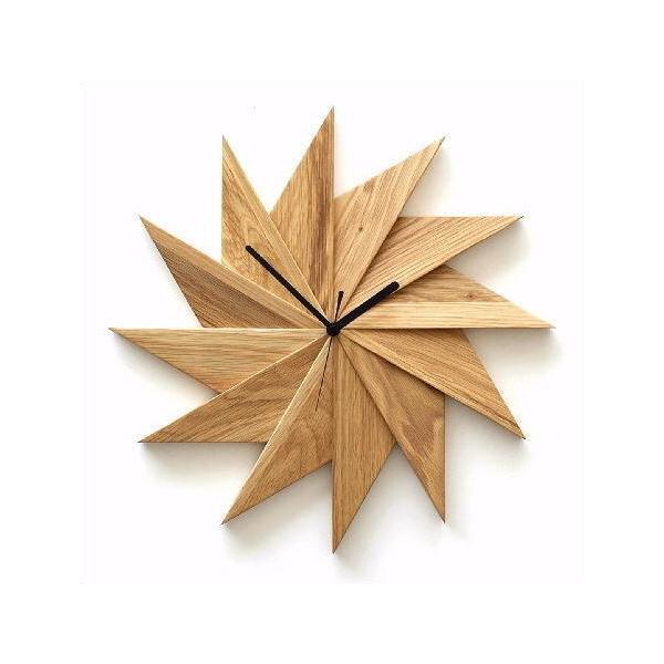 さまざまな、木の表情と色合い天然木のぬくもりが　感じられるウッディーなクロックリビングやマイルームがスタイリッシュなフォルムの時計でお洒落な空間に・・。風が吹いているイメージで風ぐるまのよう・・・。重厚感のあるナチュラルなオーク材使用針のブ...