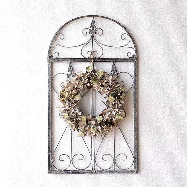 アイアンの壁飾りは壁に掛けるとたちまち、ウィンドーが出来るような壁飾りシャビーなアンティーク風でリースやフレーム、ドライフラワーなど素敵に飾れるシンプルなデザインオープンはしませんがカギフックも付いた凝ったデザインです商品名 ： アイアンの...