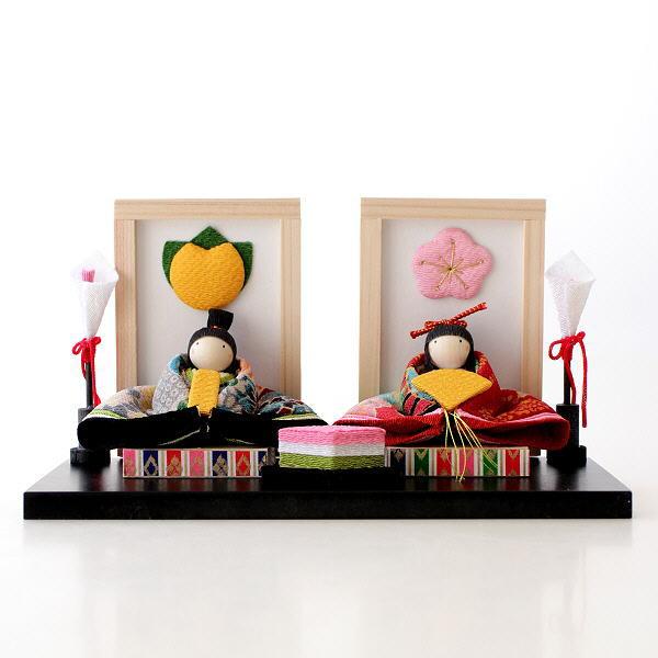 古来より日本の女性に縫い継がれてきた優しく雅やかさもある伝統手芸「ちりめん細工」の和小物たち玄関やリビングの棚などに飾れるコンパクトで可愛い、ひな飾りお内裏様とおひな様の後ろに橘と桜のちりめん細工を屏風に付けた個性的な雛飾り雪洞や菱餅も付い...