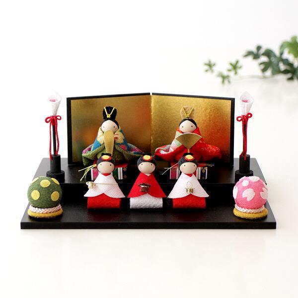 古来より日本の女性に縫い継がれてきた優しく雅やかさもある伝統手芸「ちりめん細工」の和小物たち玄関やリビングの棚などに飾れるコンパクトで可愛い、ひな飾り2段になった雛段に小さな可愛いお雛様と三人官女雪洞や桜、橘も付いて華やかな雛飾りです商品名...