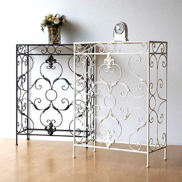 アイアンの優美なアラベスクラインにフルール・ド・リスがポイントになったエレガントなデザインのコンソール柔らかな曲線の大らかなウェーブが素敵で中にグリーンを置いても素敵です奥行きがスリムなサイズで扱いやすくリビングや玄関にあるだけで存在感を発...