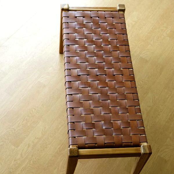 ウッドの脚にざっくりと格子に編んだ二人掛けの本革シートのデザインベンチ格子を編む事で２枚革の丈夫さがあり沈み込みすぎない優しい座り心地が魅力です革の持つ独特の味わいとチークウッドの組み合わせがナチュラルでカッコいい空間を演出しインテリアに映...