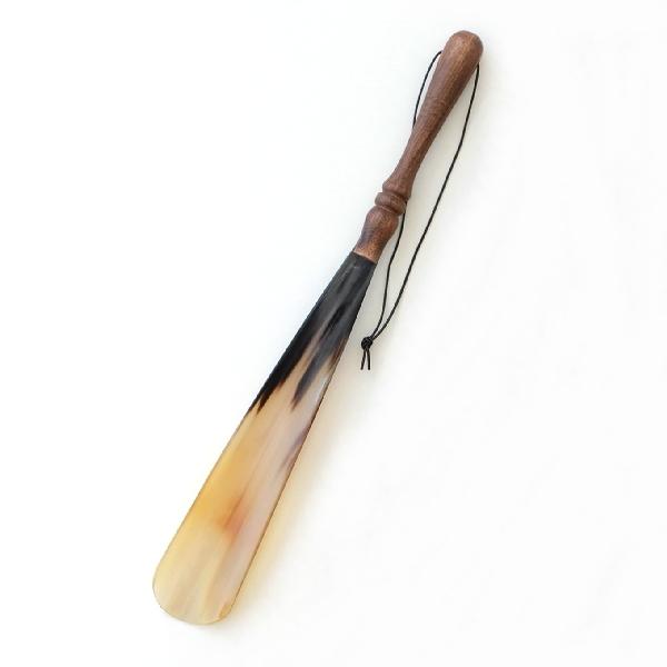 ナチュラルなカラーの水牛の角（ボーン）の靴べらです手作りの味わいがあり1本1本違うのが魅力的ウッドのクリ棒が手に馴染みやすい使い勝手のいい靴べらはいつまでも飽きのこないデザインですお客様や家族が玄関で手にする靴べら。さり気なく手渡す美しい靴...