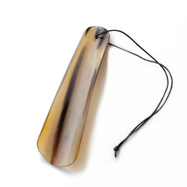 ナチュラルなカラーの水牛の角（ボーン）の靴べらです手作りの味わいがあり1本1本違うのが魅力的シンプルな形はいつまでも飽きのこないデザイン腰かけて使用するのに重宝しそうなショートサイズの靴べらです商品名 ： ボーンのシューホーン S商品番号 ...