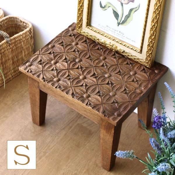 天板全体に手彫りの花模様の彫刻が広がるマンゴーウッドのミニテーブルは長い時を経てきたようなアンティークな雰囲気です個性的なデザインは飾り物を置かなくてもおしゃれでかわいいテーブルベッドやソファー横で花台やサイドテーブルにしたり玄関でちょっと...