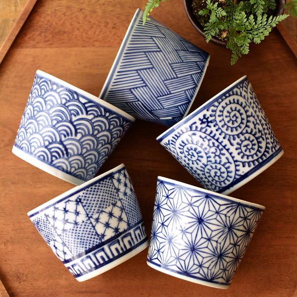 伝統和柄の青花の蕎麦猪口5柄セットはそば猪口としてはもちろん湯のみ・小鉢・茶碗蒸しデザートカップなどマルチに使える小ぶりながら頼りになるサイズ感気分や料理に合わせて選んだり家族で柄違いを楽しんだり来客用として並べても上品な統一感があります日...