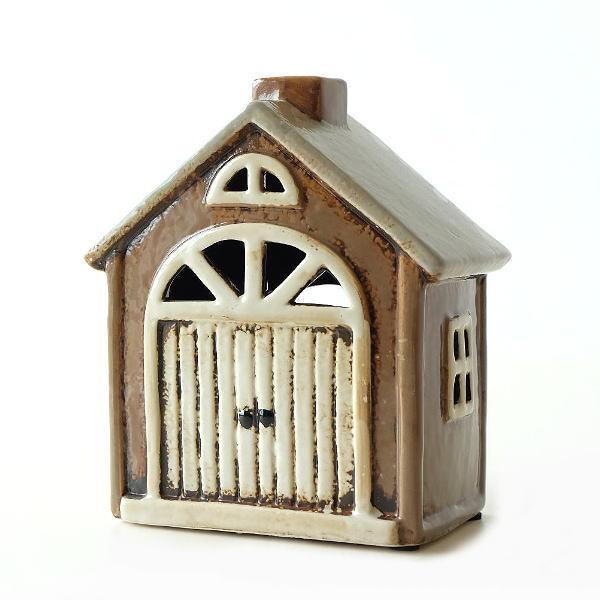 陶器のノスタルジックなハウスはカラーの組み合わせと丸みを帯びたようなフォルムが外国のオシャレな家並みを思わせる可愛いデザイン不均一な窓の大きさやちょっぴり曲がったラインが絵本から飛び出してきたような優しい雰囲気を醸し出しています花鉢と一緒に...