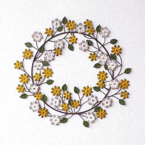 シャビーな雰囲気のあるカラフルフラワーとグリーンリーフのアイアンの壁掛けリースですドライフラワーなどのリースが多い中メタルなリースは珍しくホコリ等のメンテナンスも楽に出来そうです四季を楽しみながらカーテンやクッションカバーを変えるように玄関...