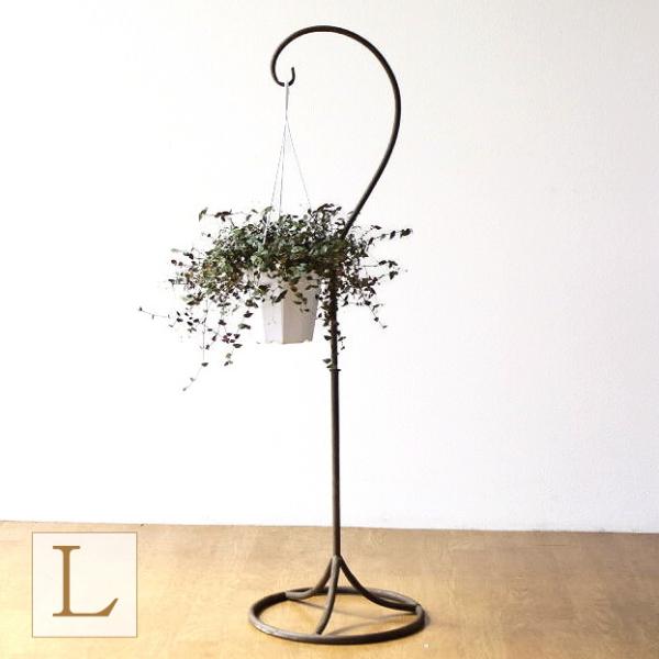 錆風のペイントを施したシャビーデザインのハンギングスタンド100センチの高さがあるので吊鉢向きの花やグリーンランタンなどを吊るしてベランダや玄関に置いてもよく映えますスタンド型なので手軽に場所の移動が可能です商品名 ： シャビーアイアンのハ...
