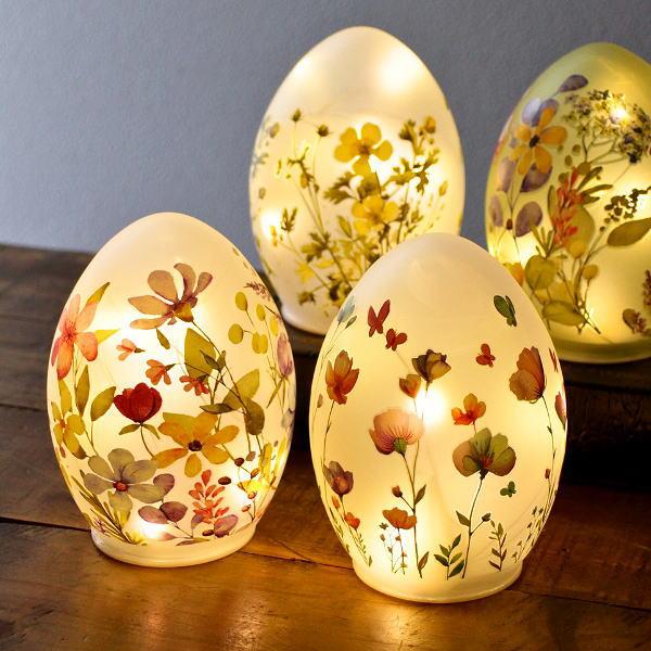 卵型のすりガラスに繊細な花々をプリントしたタイマー付きの卵型LEDライト明かりを灯すと絵柄がふんわりと浮かびあがりまるで春の庭をのぞき込んだような温かく穏やかな風景が広がります火を使わず安心して使えるのでベッドサイドや玄関先など優しいあかり...