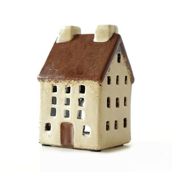 陶器のノスタルジックなハウスはカラーの組み合わせと丸みを帯びたようなフォルムが外国のオシャレな家並みを思わせる可愛いデザイン不均一な窓の大きさやちょっぴり曲がったラインが絵本から飛び出してきたような優しい雰囲気を醸し出しています花鉢と一緒に...