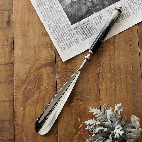 天然のボーンのハンドルとホワイト真鍮の靴べらは光を反射して上品に煌めくまるでアクセサリーのようなデザイン少し屈むだけで靴を履くことができる42cmタイプで約165gという重みと真鍮のきらめきがポイントかかとをしっかりとサポートするため靴の型...