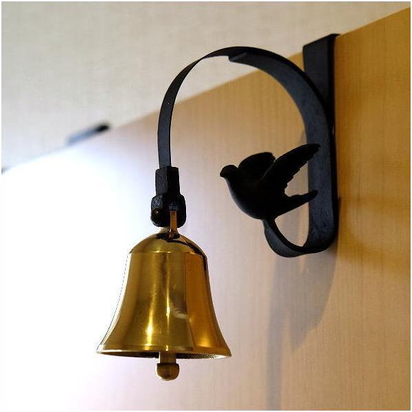 エントランスと玄関を美しい音色で包む真鍮のベルですリビングや２階にいてもベルで来客を察知でき防犯にも役立ちそうですドアの上部に挟んで使えるブラケットタイプです小さなハトが付いたタイプです商品名 ： 真鍮のドアベル ブラケットタイプバード商品...