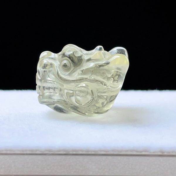 ラビットヘアールチル 本水晶龍 の彫刻 の置物 ネックレス用の穴あり