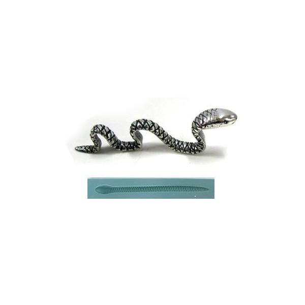 １から作るのが難しい形でも、型に純銀粘土を詰めるだけで簡単に作ることができるシリコン製の型です。型を変形させたり、粘土が柔らかいうちに変形させて自由に造形を楽しめます。巻いて指輪としてもご利用できます。