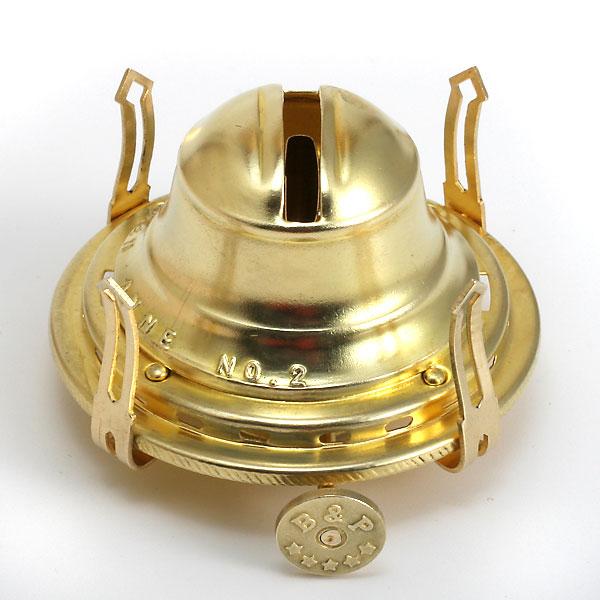 オイルランプはバーナーが命と言われますがこの”BPランプ社”製クイーンアンＮＯ．２は、２１ｍｍ（７分芯） 用の、大変性能が良いバーナーです。本体は真鍮無垢材にこだわった贅沢かつ厚手の部材を使用した頑丈な作りのバーナーです。カラー（口金）の無...