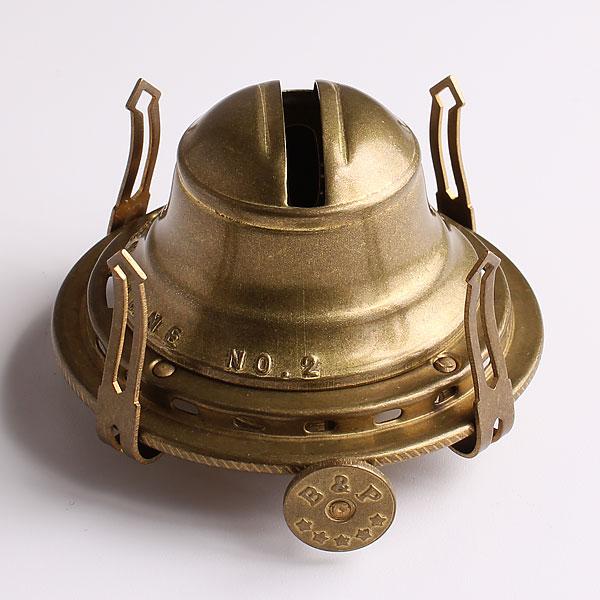 オイルランプはバーナーが命と言われますがこの”BPランプ社”製クイーンアンＮＯ．２は、２１ｍｍ（７分芯） 用の、大変性能が良いバーナーです。本体は真鍮無垢材にこだわった贅沢かつ厚手の部材を使用した頑丈な作りのバーナーです。カラー（口金）の無...