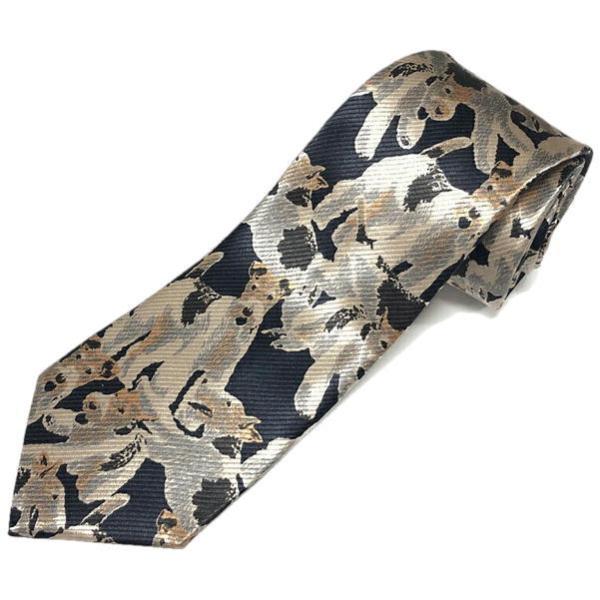 ワイアー・フォックステリア好きの方にオススメのネクタイです。可愛いだけでなく、日本製でシルク100％の贅沢な光沢感も楽しめます!!Size：全長 約142cm　大剣幅 約8.5cm生産地：日本素材：シルク☆無料ネクタイ用紙袋にお入れしてお届...