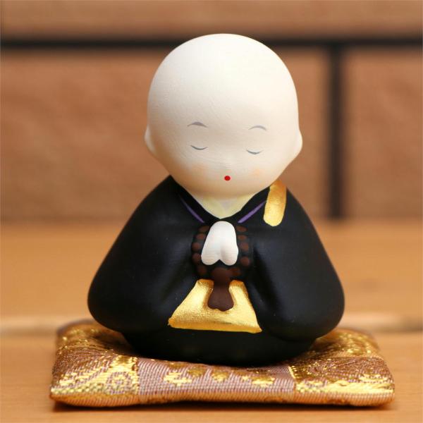 可愛らしい手のひらサイズの素焼陶製お坊さんの置物です。祭壇やお仏壇に添えて飾っていただくとお祈りの場を癒してくれます。size　約 幅7×奥行7×高さ7cm　※幅と奥行きはお座布団のサイズです素材　素焼陶製※サイズを必ずご確認ください。※ハ...