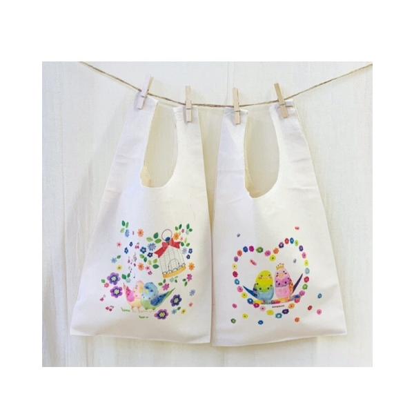 インコが鮮やかに描かれているかわいいエコバックです♪毎日のちょっとした買い物にピッタリのエコバッグ！コンパクトなので、いつもバッグの中に入れて持ち歩けます!!ことり好きの方へのプレゼントにも♪Size：約横30×縦35(持ち手含52)×マチ...