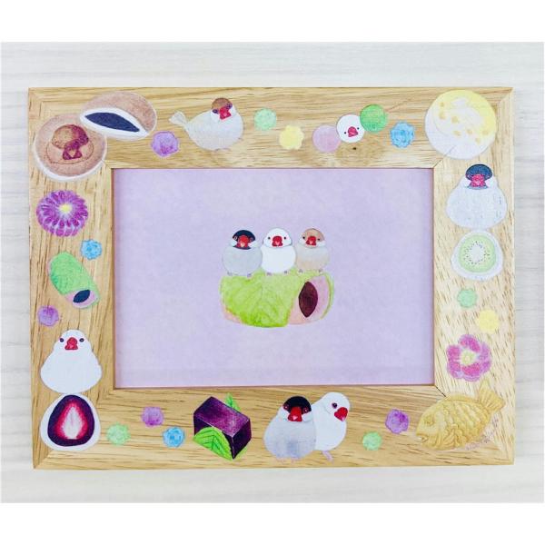苺大福やたい焼き、羊羹、3色団子などの和菓子と文鳥さんが描かれたかわいくて美味しそうなフォトフレームです(*^^*)中のペーパーは桜餅ロールの3文鳥さん☆うちの子のお気に入りの写真を入れたり大好きなイラストを入れたり♪♪かわいいフォトフレー...