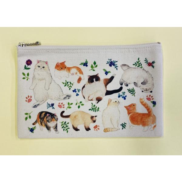 お花や葉っぱと一緒に描かれているモフモフな猫ちゃんがかわいいボタニカルな雰囲気のフラットポーチ♪マチなしのフラットタイプのポーチ☆中央にポケットがあり3つに分けていろいろと入れられます♪猫好きさんへのプレゼントにも♪Size：約横20.5c...