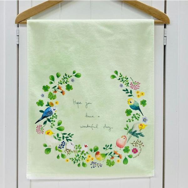 かわいい小鳥たちが草花のリースに止まっているナチュラルで大人かわいいフェイスタオルです♪表パイル(シャーリング)裏パイルのフェイスタオル吸水性がよいのが嬉しいポイントです♪ことり好きさんへプレゼントにも喜ばれると思います♪Size：約W84...