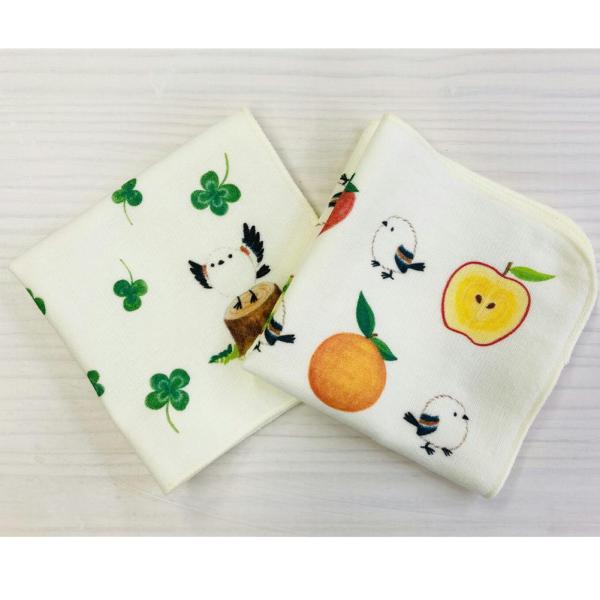 小さなシマエナガちゃんたちが描かれているかわいいハンカチです♪表ガーゼ・裏パイルのハンカチなので吸水性がよいのが嬉しいポイントです♪とり好きさんへのプレゼントにも喜ばれると思います♪Size：約25×25cm素材：コットン100%生産地：中...