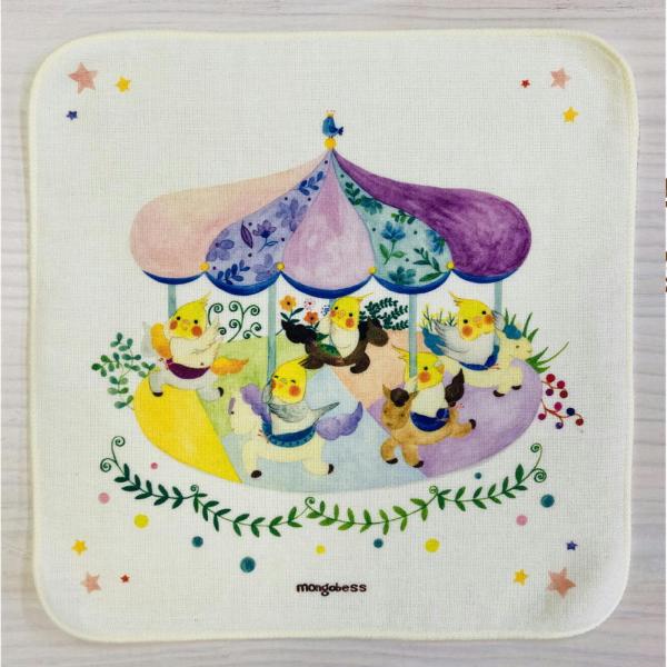 メリーゴーランドには手を振たり落ちないようにつかまっていたり、と表情豊かなオカメさんたちがたくさん乗っていて見ているだけで癒されます(*^^*)表ガーゼ・裏パイルのハンカチなので吸水性がよいのが嬉しいポイントです♪とり好きさんへのプレゼント...