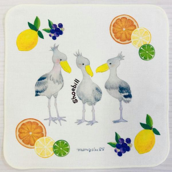 ちょっぴりクールなお顔がかわいい3羽のハシビロコウのハンカチです♪フルーツもみずみずしく描かれています☆表ガーゼ・裏パイルのハンカチなので吸水性がよいのが嬉しいポイントです♪とり好きさんへのプレゼントにも喜ばれると思います♪Size：約25...