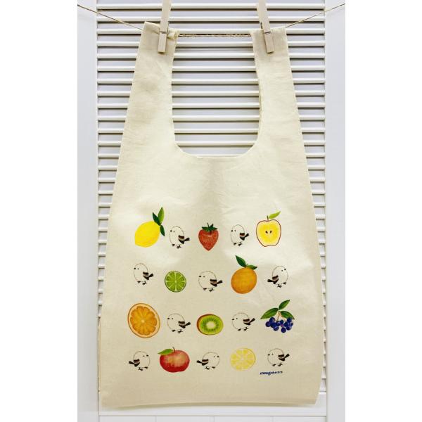 ちいさなシマエナガちゃんと美味しそうなフルーツが描かれているかわいいエコバックです♪毎日のちょっとした買い物にピッタリのエコバッグ！コンパクトなので、いつもバッグの中に入れて持ち歩けます!!ことり好きの方へのプレゼントにも♪Size：約横3...