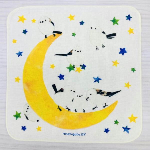 大きな三日月にシマエナガがちょこんと止まっている幻想的なイラストのハンカチ☆三日月の陰に隠れているシマエナガちゃんもいたりかわいいです(*^^*)表ガーゼ・裏パイルのハンカチなので吸水性がよいのが嬉しいポイントです♪とり好きさんへのプレゼン...