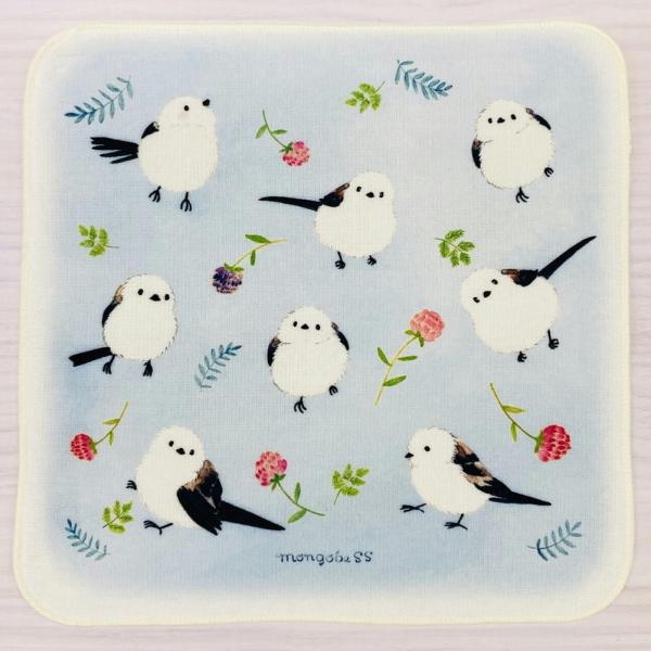 モフモフなシマエナガちゃんとボタニカルテイストのお花や葉っぱがかわいいミニ巾着。お空のブルーをイメージしたブルー背景が素敵です☆表ガーゼ・裏パイルのハンカチなので吸水性がよいのが嬉しいポイントです♪とり好きさんへのプレゼントにも喜ばれると思...