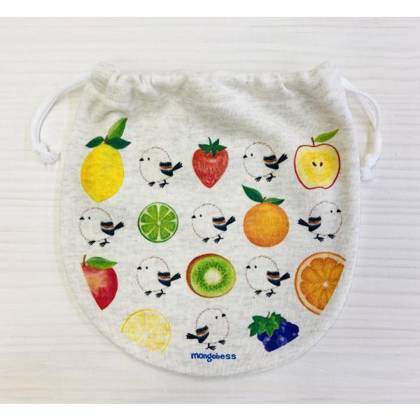 ちいさなシマエナガちゃんとフルーツが描かれたかわいい巾着Mです♪化粧品なども十分入る大きさで、旅行などにも重宝します( ´ ▽ ` )肌触りのよいコットン素材♪替えマスクや除菌スプレー、ハンカチ、ティッシュなどまとめて入れておくのにも便利な...