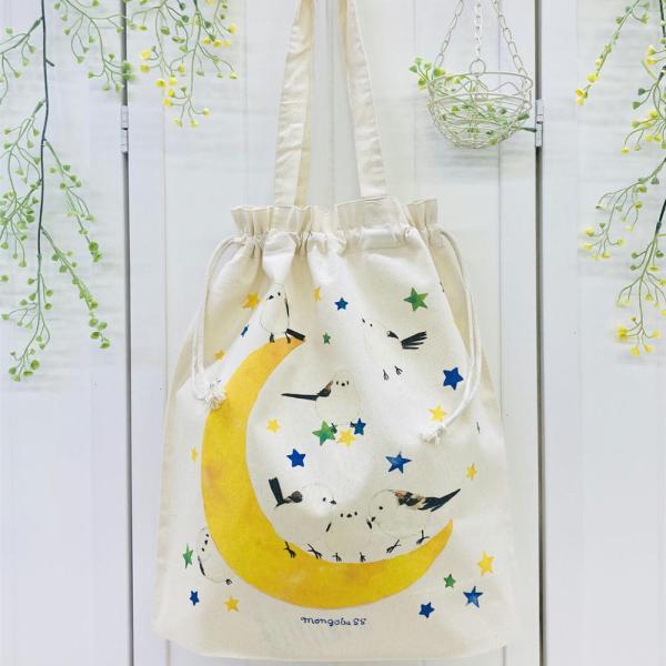 ころんとした形がかわいい巾着タイプのコットントートバック(*^^*)月と星とシマエナガと。三日月の陰に隠れているシマエナガちゃんもいたり♪かわいいですね(*^^*)サブバックはもちろんエコバックとしてバックに入れておいても嵩張らない厚さです...