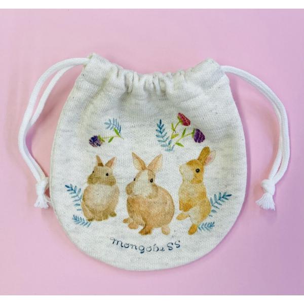 ナチュラルな3羽のウサギが描かれているかわいいミニ巾着。リップ、ミラー、イヤホン、キャンディなどなど毎日使いたい小さなアイテムを入れたりととっても便利なミニサイズの巾着です☆うさぎ好きさんへのプレゼントにも♪Size：約10.5×10.5c...