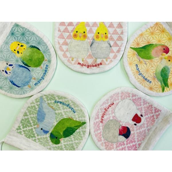 和柄背景が色鮮やかで素敵なことり柄のミニ巾着。鳥さんが映えるような和柄♪ことり好きさんへのプレゼントにも♪Size：約10.5×10.5cm素材：スウェット素材　　　コットン100%(ミニ裏毛)生産地：日本綿素材のため縫製上生じる若干の誤差...