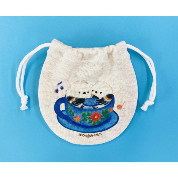 コーヒーカップで<br>遊んでいるシマエナガちゃんが描かれているかわいいミニ巾着。ことり好きさんへのプレゼントにも♪Size：約10.5×10.5cm素材：スウェット素材　　　コットン100%(ミニ裏毛)生産地：日本綿素材のため...