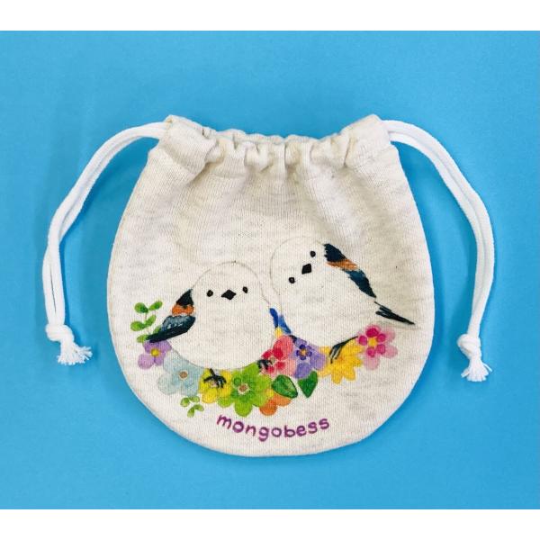 お花とつぶらな瞳がかわいいシマエナガちゃんが描かれているかわいいミニ巾着。ことり好きさんへのプレゼントにも♪Size：約10.5×10.5cm素材：スウェット素材　　　コットン100%(ミニ裏毛)生産地：日本綿素材のため縫製上生じる若干の誤...