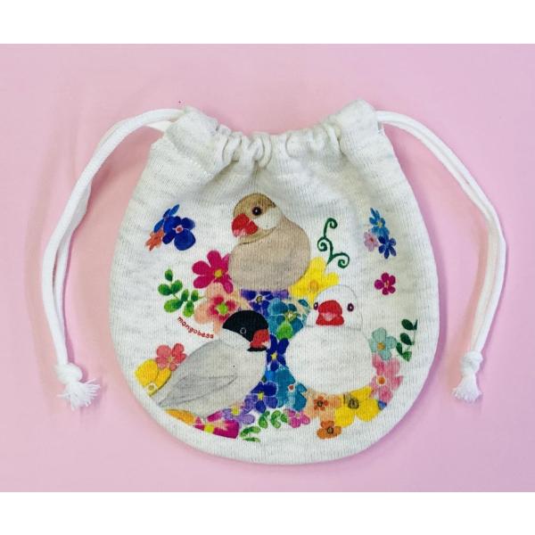 お花と3羽の寄り添っている文鳥さんが描かれているかわいいミニ巾着。ことり好きさんへのプレゼントにも♪Size：約10.5×10.5cm素材：スウェット素材　　　コットン100%(ミニ裏毛)生産地：日本綿素材のため縫製上生じる若干の誤差は何卒...