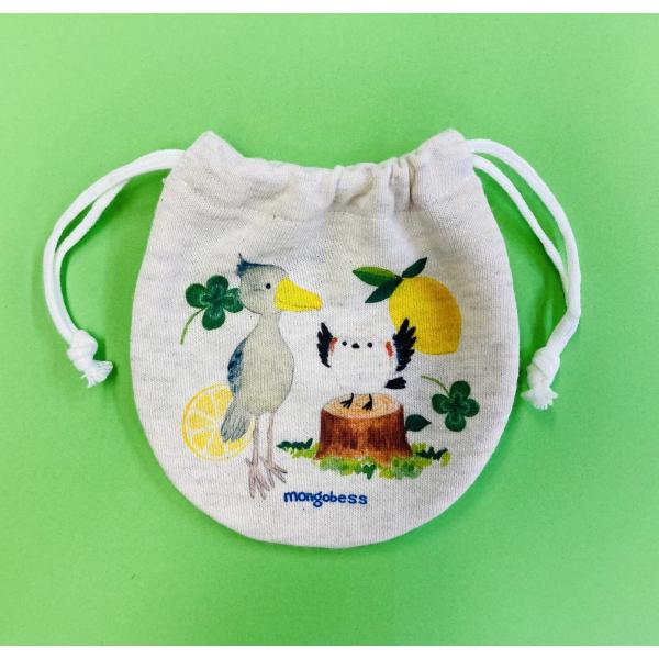 シマエナガちゃんとハシビロコウくんとみずみずしいレモンと四つ葉のクローバーが描かれている幸せを運んでくれそうなミニ巾着。ハシビロコウくんもシマエナガちゃんの前ではとっても優しそう♪ことり好きさんへのプレゼントにも♪Size：約10.5×10...